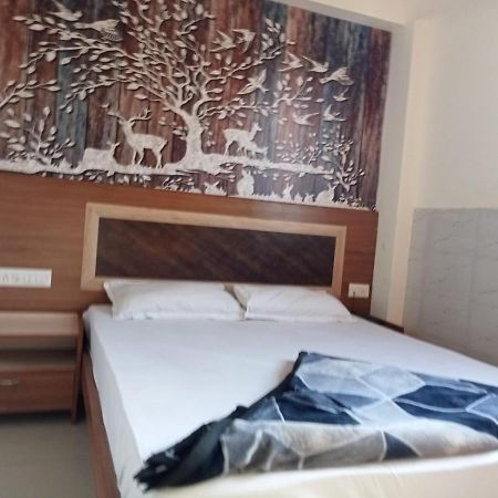 אחמדאבאד Hotel Shree Krishna מראה חיצוני תמונה